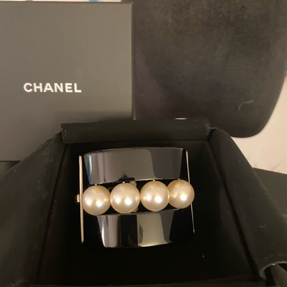 Chanel black Faux Pearl, Resin Hinged Cuff Bracelet. - Picture 10 of 12